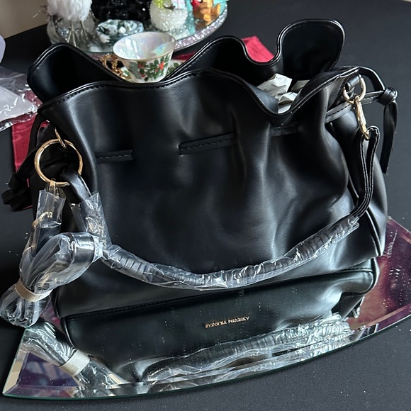 Badgley Mischka Vegan Leather Slouchy Bucket Crossbody Shoulder Bag NWT $149 - Picture 4 of 10